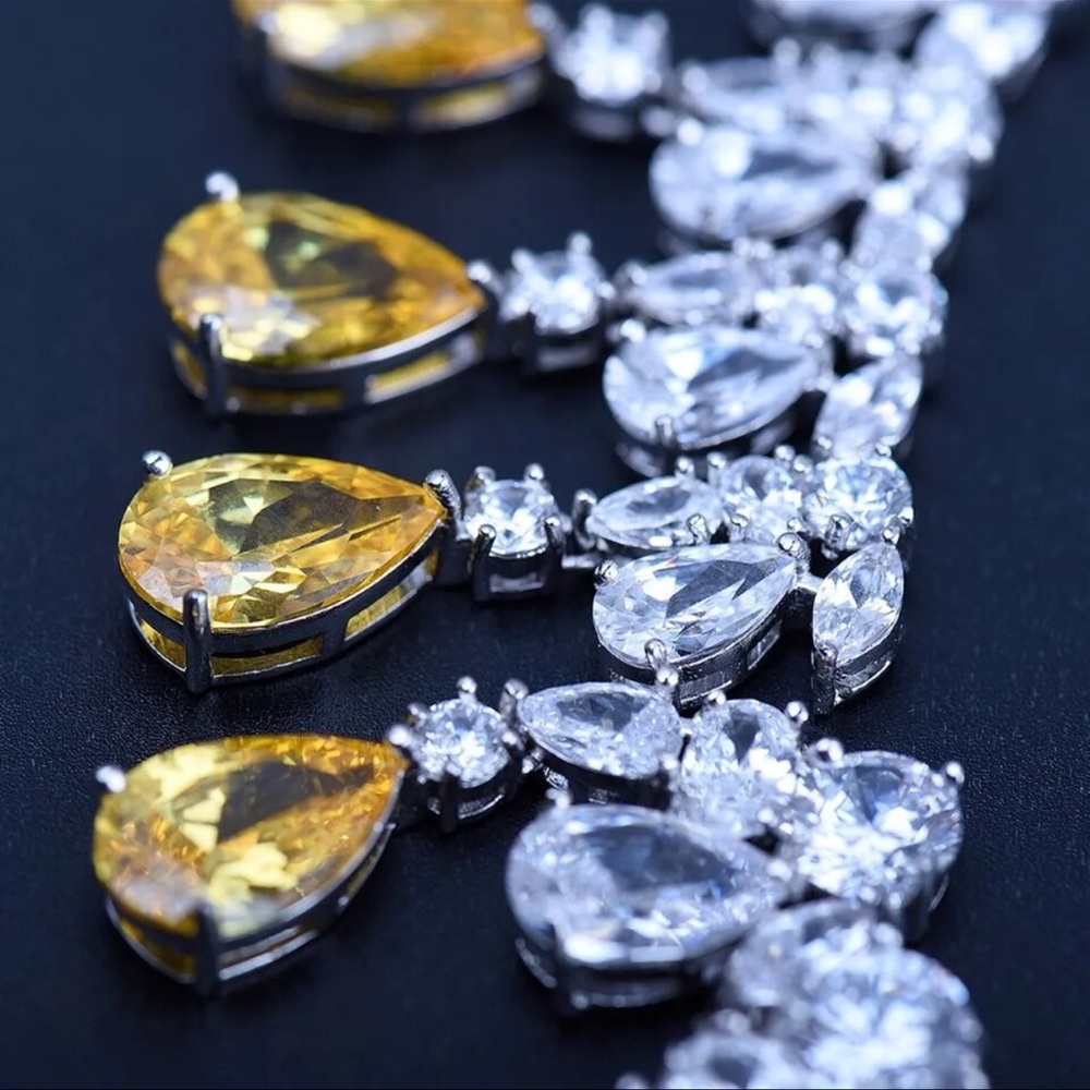 Swarovski Crystals Wehilani Elegant Necklace - Picture 8 of 8